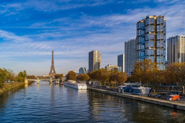 Paris 'in Skyline' ı Eyfel Kulesi ve Seine Nehri 'nden Binalar ve Güneşli Gökyüzü