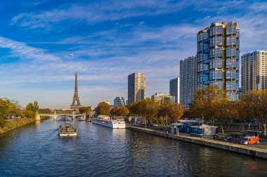Paris ve Eyfel Kulesi Seine Nehri ve Turistlerle Güneşli Bir Gün