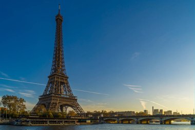 Paris 'te Bulutsuz Gökyüzünde Eyfel Kulesi Güneşli Gün Nehir ve Köprü