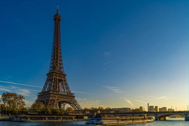 Paris 'te Eyfel Kulesi' nde turistik gezi. Mavi Gök 'le Altın Saat Günbatımında.