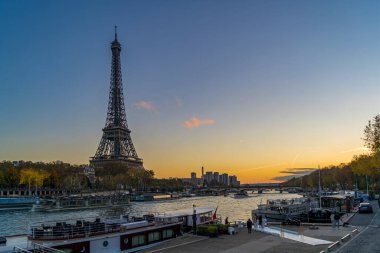 Paris 'te Mavi Saat Seine Nehri ve Eyfel Kulesi' nde Turistlerle Gezinti