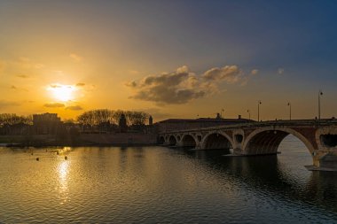 Toulouse Center 'daki güzel güneşli gökyüzü Garonne Nehri ve Yeni Köprü