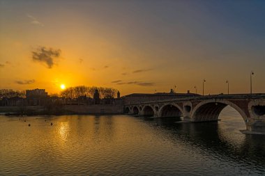 Toulouse Center Garonne Nehri ve Stone Köprüsü üzerinde Orange Sunset