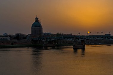 Toulouse 'daki güzel günbatımı Saint-Joseph de la Grave Şapeli ve Saint-Pierre Köprüsü