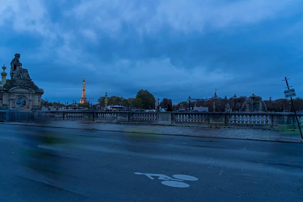 Paryżanie Wracają Domu Wieczornej Trasie Rowerowej Ruchu Drogowego Wieża Eiffla — Zdjęcie stockowe