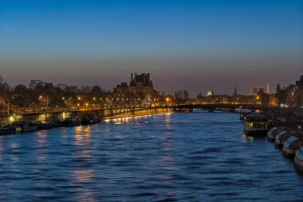 Seine Rivier Met Boten Parijs Beroemde Monumenten Bij Zonsopgang Rechtenvrije Stockfoto's