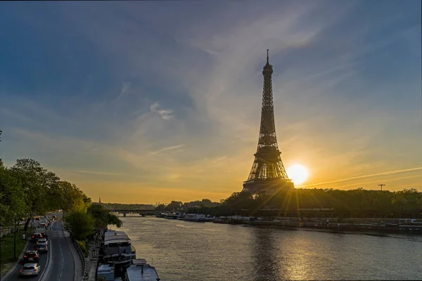 Zonneschijn Boven Parijs Bij Zonsopgang Met Eiffeltoren Seine Rivier Verkeer Stockafbeelding