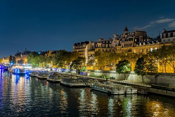 Nachtverkeer Bij Paris Seine River Met Boten Dokken Gebouwen Rechtenvrije Stockafbeeldingen