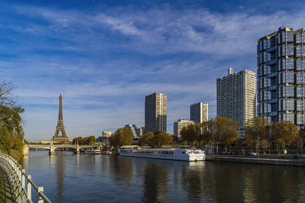 Eiffeltoren Parijs Toeristische Wijk Met Hotels Seine Rivier Boten Stockafbeelding