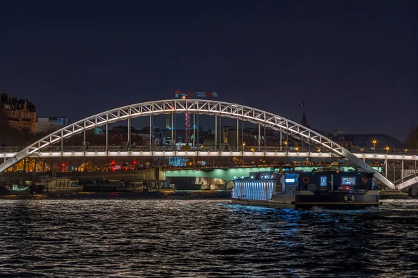 Verlichte Voetgangersbrug Nachts Parijs Seine Rivier Toeristen Cruises Stockafbeelding