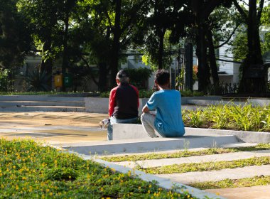 Bandung Şehir Parkı 'nda güneşlenen adam.