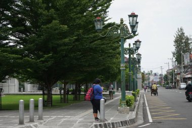 Parkta dikilen insanlar