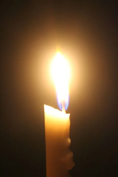 Brennende Kerze Der Dunkelheit — Stockfoto