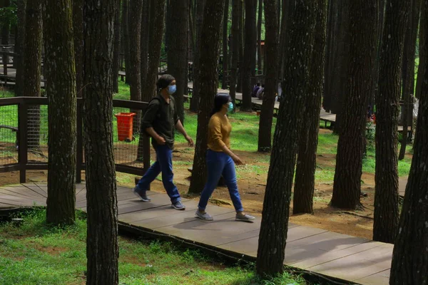 Parkta yürüyen insanlar.