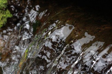 Kayaların üzerinde akan su