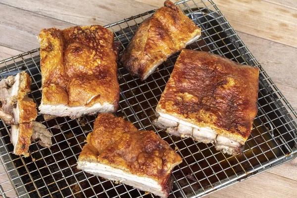 脆猪肉或烤猪肉肉 Siu Yuk Sho Yuhk 是广东菜中的一种烧肉菜 它是用调味品烤整只猪制成的 — 图库照片