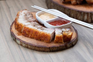 Kızarmış domuz eti, Hong Kong ve Asya usulü, tam ve doğranmış. Bu tür kızarmış domuz eti kıtır kıtır bir deri dokusuna sahip olmakla ünlüdür. Et ise bir yağ karışımıyla yumuşak kalır.