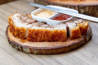 Kızarmış domuz eti, Hong Kong ve Asya usulü, tam ve doğranmış. Bu tür kızarmış domuz eti kıtır kıtır bir deri dokusuna sahip olmakla ünlüdür. Et ise bir yağ karışımıyla yumuşak kalır.