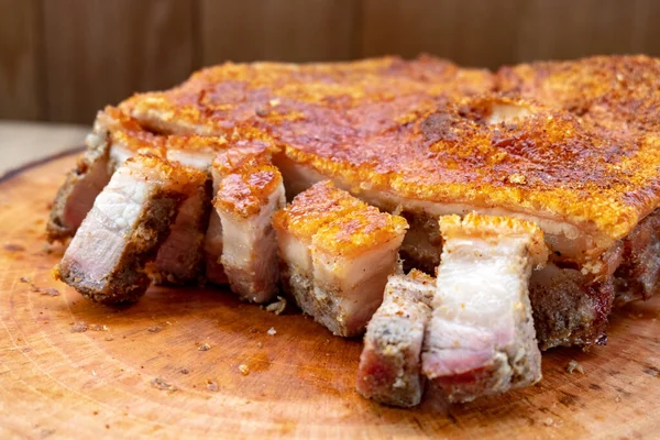 脆猪肉带烤箱 香港和亚洲风格 整体和切碎 这种烤肉以皮肤质感松脆而著称 而肉与脂肪的混合保持柔软而著称 — 图库照片