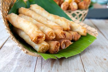 Rissole vermicelli, Endonezya 'dan gelen sokak yiyeceği, vermicelli dolu risollerde çıtır çıtır deri özellikleri var. Bu atıştırmalık genellikle Endonezya 'daki sokak satıcıları tarafından satılır. Risol 'un gerçek adı Rissole ve Fransa' dan geliyor..