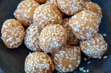 Kızarmış susamlı onde, geleneksel Endonezya sokak yemekleri. Yapışkan pirinç unundan yapılmış. Biraz pirinç unu ve içinde yeşil fasulye ezmesi olan şekerden yapılmış..