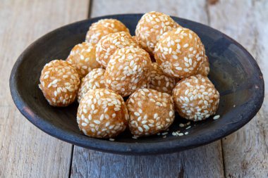 Kızarmış susamlı onde, geleneksel Endonezya sokak yemekleri. Yapışkan pirinç unundan yapılmış. Biraz pirinç unu ve içinde yeşil fasulye ezmesi olan şekerden yapılmış..