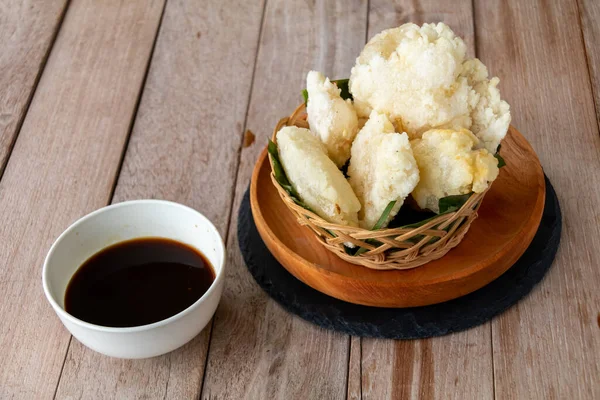 렌그는 인도네시아에서 인기있는 길거리 음식인데 가루에 향신료와 양파를 다음익힐 때까지 스톡 사진