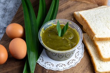 Srikaya reçeli hindistan cevizi, yumurta sarısı, pandan ve şekerden yapılır. Güneydoğu Asya ülkelerinde popüler bir ekmek reçeli.