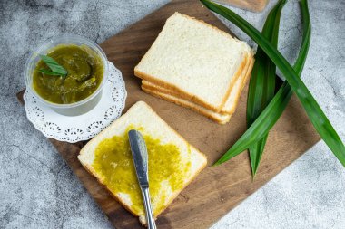 Srikaya reçeli hindistan cevizi, yumurta sarısı, pandan ve şekerden yapılır. Güneydoğu Asya ülkelerinde popüler bir ekmek reçeli.