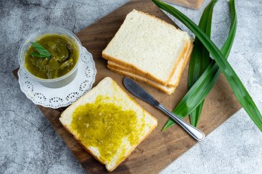 Srikaya reçeli hindistan cevizi, yumurta sarısı, pandan ve şekerden yapılır. Güneydoğu Asya ülkelerinde popüler bir ekmek reçeli.
