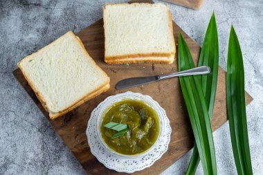 Srikaya reçeli hindistan cevizi, yumurta sarısı, pandan ve şekerden yapılır. Güneydoğu Asya ülkelerinde popüler bir ekmek reçeli.