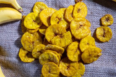 Tatlı Muzlu Cips, Endonezya, Lampung 'dan geleneksel bir aperatif. Tahta bir masa ile çuval bezinde çipler.