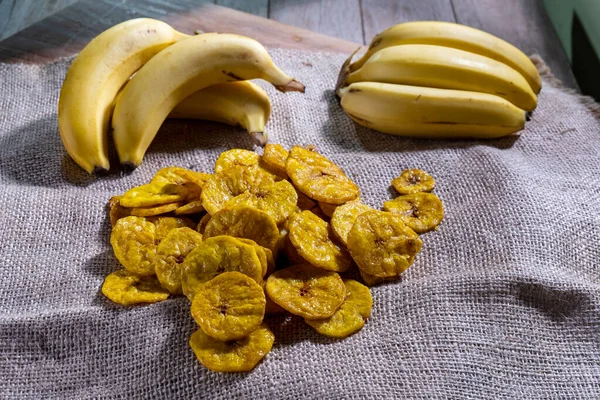 Słodkie Chipsy Bananowe Tradycyjna Przekąska Lampung Indonezji Żetony Worku Drewnianym — Zdjęcie stockowe