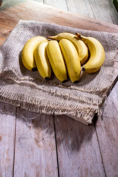 Banda Bananów Odizolowanych Drewnianym Tle Cavendish Banan Musa Acuminata Podgrupa — Zdjęcie stockowe