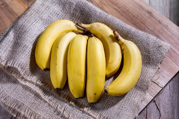 Banda Bananów Odizolowanych Drewnianym Tle Cavendish Banan Musa Acuminata Podgrupa — Zdjęcie stockowe