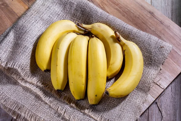 Bunch Bananas Isolated Wooden Background Cavendish Banana Musa Acuminata Cavendish — Stock Photo, Image