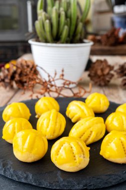 Nastar Cookies, Pineapple tarts ya da nanas tart, Hari Raya, Kurban Bayramı ya da Lebaran 'da yaygın olarak bulunan ananas reçeli ile doldurulmuş ya da üzeri ananas büyüklüğünde hamur işidir. Endonezya 'da Geleneksel Kek