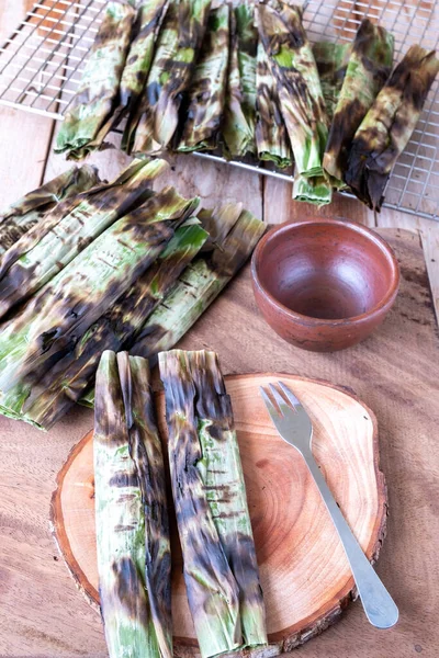 고등어와 타피오카로 전통적 간식인 오타크는 향신료와 바나나 잎으로 숯으로 굽는다 스톡 이미지