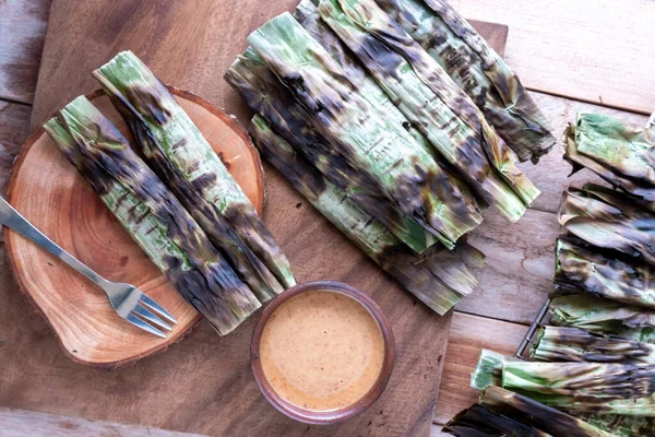 고등어와 타피오카로 전통적 간식인 오타크는 향신료와 바나나 잎으로 숯으로 굽는다 스톡 사진