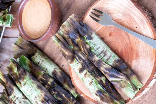 고등어와 타피오카로 전통적 간식인 오타크는 향신료와 바나나 잎으로 숯으로 굽는다 로열티 프리 스톡 사진