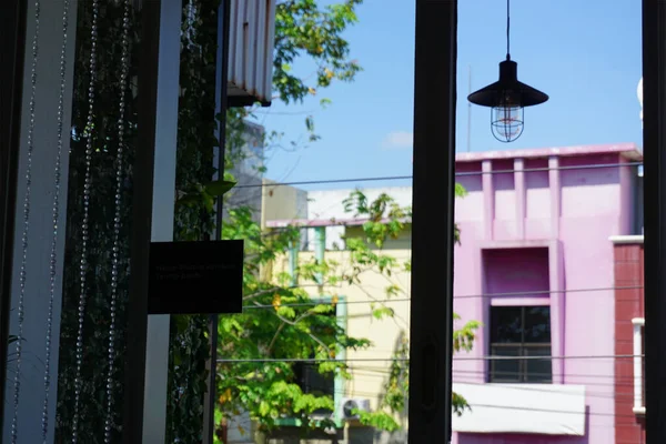 Güneşli bir günde bir kafenin içinden estetik manzara