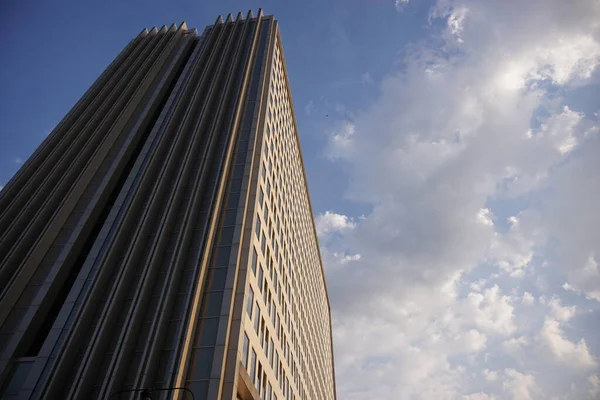 Parlak mavi gökyüzü arka planına karşı lüks apartman binası