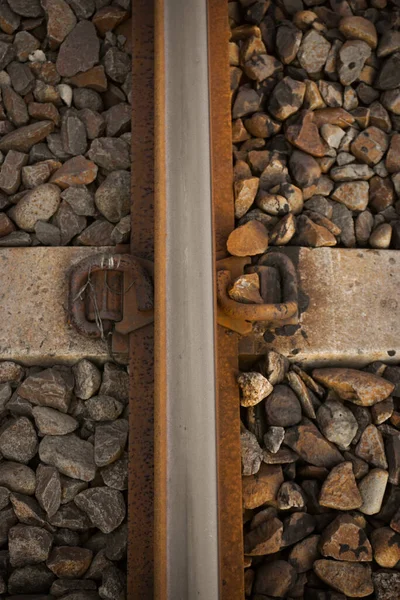 Die Eisenbahngleise Führten Durch Rillenkugellager Die Unter Kleinen Scherben Von — Stockfoto