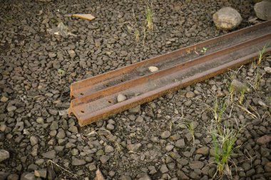 Düzgün döşenmiş çelik demiryolu rayları