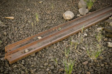 Düzgün döşenmiş çelik demiryolu rayları