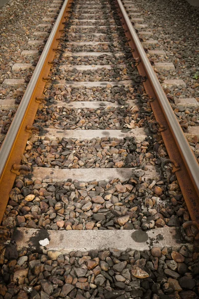 Die Eisenbahngleise Führten Durch Rillenkugellager Die Unter Kleinen Scherben Von — Stockfoto
