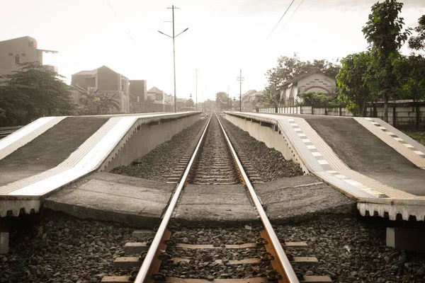 Bahngleise Einem Bahnhof Mit Gebäudeseiten Damit Die Fahrgäste Bequem Den — Stockfoto