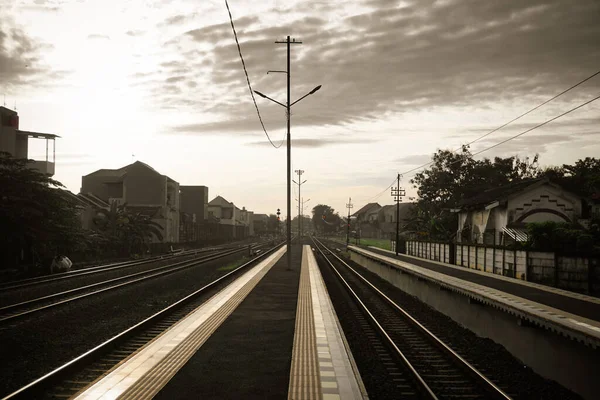 Bahngleise Einem Bahnhof Mit Gebäudeseiten Damit Die Fahrgäste Bequem Den — Stockfoto