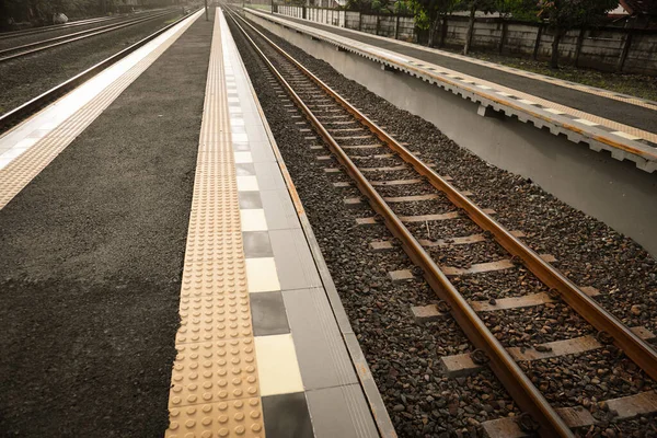 Bahngleise Einem Bahnhof Mit Gebäudeseiten Damit Die Fahrgäste Bequem Den — Stockfoto