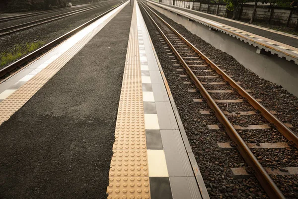 Bahngleise Einem Bahnhof Mit Gebäudeseiten Damit Die Fahrgäste Bequem Den — Stockfoto